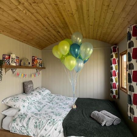 Shepherds Hut At Cedar Gables Lamberhurst Exterior photo