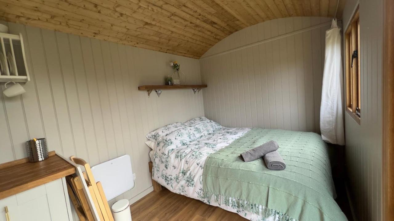 Shepherds Hut At Cedar Gables Lamberhurst Exterior photo