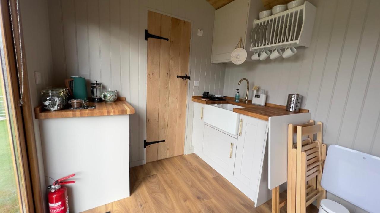 Shepherds Hut At Cedar Gables Lamberhurst Exterior photo