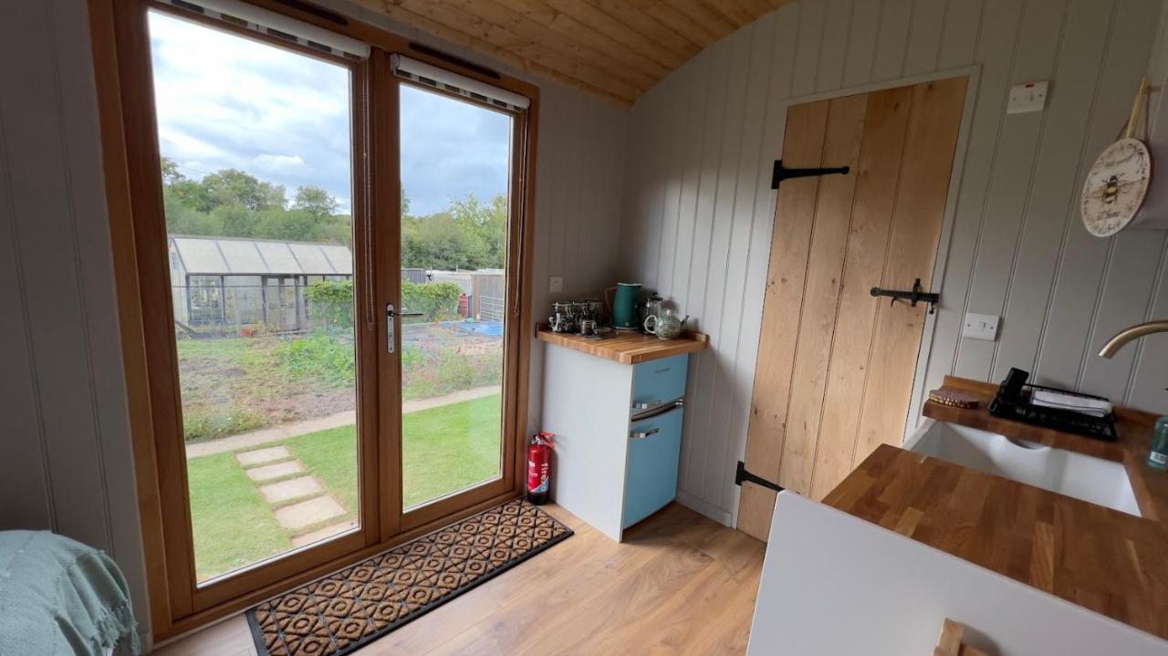 Shepherds Hut At Cedar Gables Lamberhurst Exterior photo