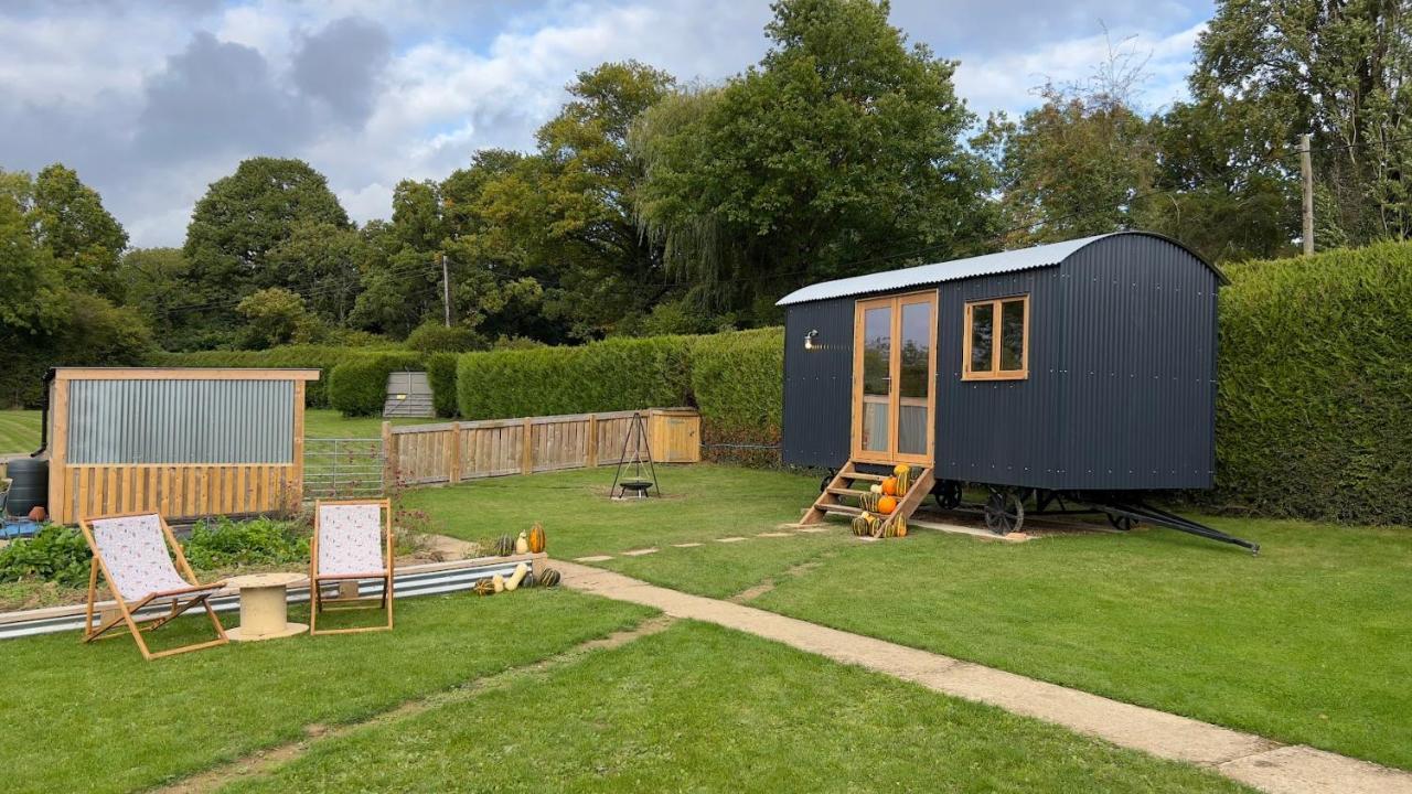 Shepherds Hut At Cedar Gables Lamberhurst Exterior photo