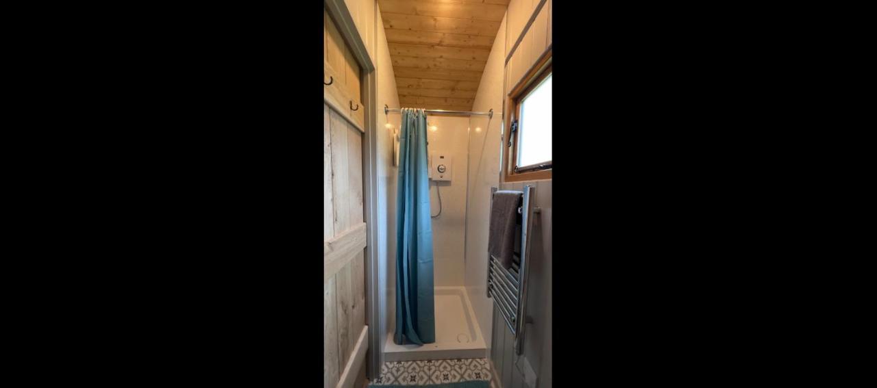 Shepherds Hut At Cedar Gables Lamberhurst Exterior photo