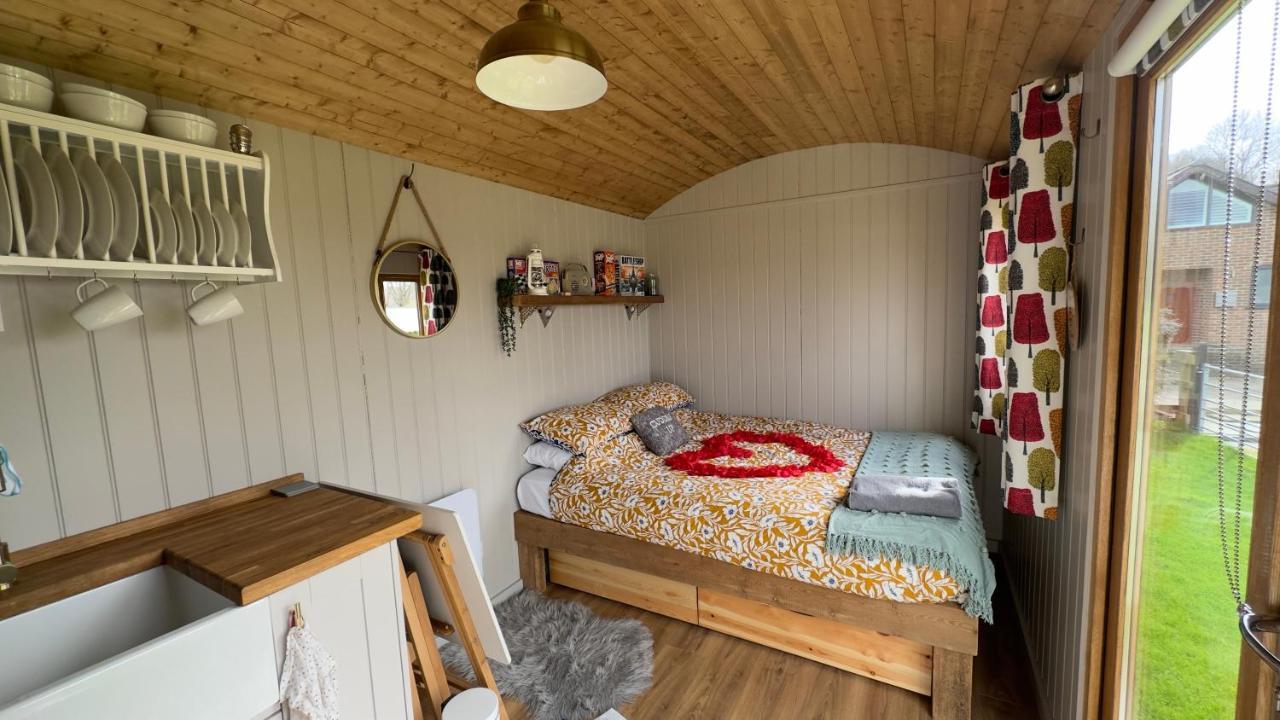 Shepherds Hut At Cedar Gables Lamberhurst Exterior photo